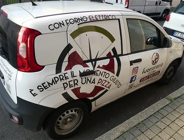 Auto munita di Forno per Consegna Pizze a Domicilio