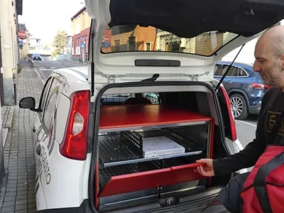 Consegna con Auto munita di Forno
