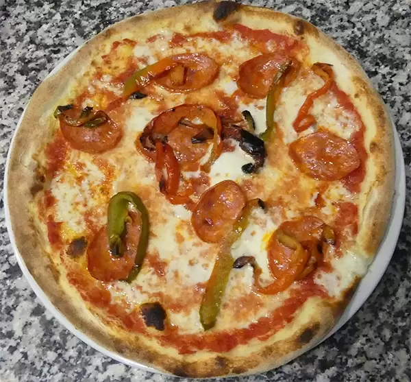 Pizza Peperoni e Salame Piccante