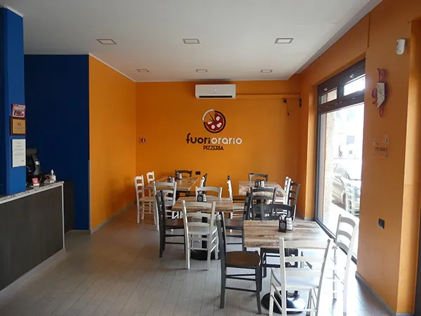 Pizzeria Fuori Orario - Tavoli per mangiare