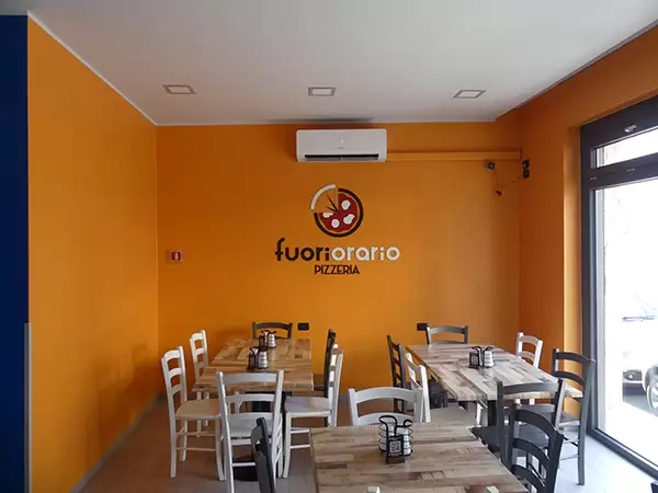 La Pizzeria Fuori Orario: interno e tavoli